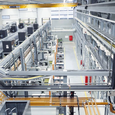 **Blisk production on about 10,000 square meters:** In Munich, MTU operates one of the world’s biggest and most flexible manu­facturing facilities for pro­ducing blisks for high- and medium-pressure com­pres­sors.