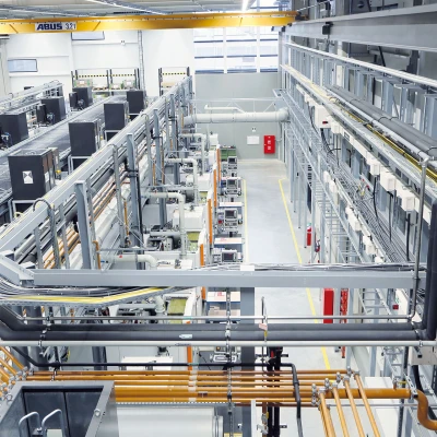 **Blisk production on about 10,000 square meters:** In Munich, MTU operates one of the world’s biggest and most flexible manufacturing facilities for producing blisks for high- and medium-pressure compressors.