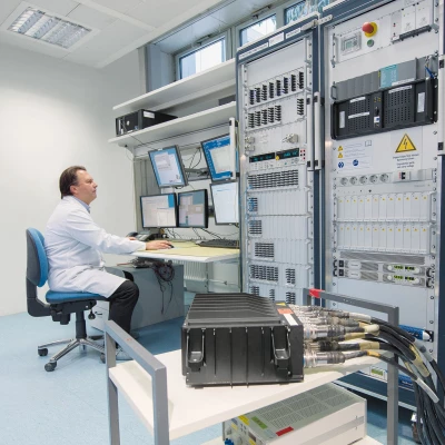 Pooled expertise: Under the AES joint venture, MTU and Safran experts share the electronics laboratory.