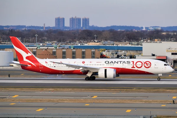 qantas_boeing_787-100th_adam-moreira_wikimedia_600x400