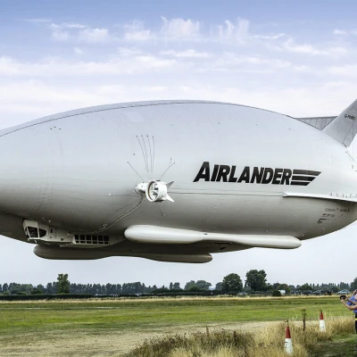 (strich:AIRLANDER 10) Measuring 92 meters, the world‘s longest airship generates some of its lift itself by virtue of its shape.