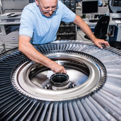 (strich:Module assembly) A PW2000 low-pressure turbine is assembled at MTU Aero Engines Polska.