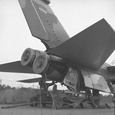 Installation of the RB199 engines in the Tornado in Manching.