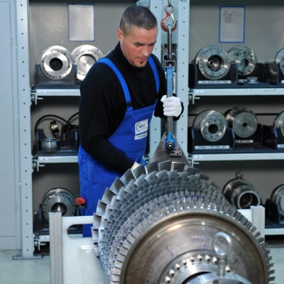 (strich:Preparations) A V2500 high-pressure compressor before highspeed grinding.
