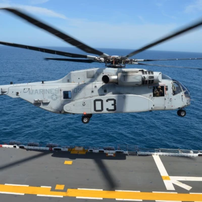 **Sea Trials:** Bei den Übungen auf hoher See wurden insgesamt mehr als 360 Starts und Landungen auf dem Hubschrauberträger USS Wasp absolviert.