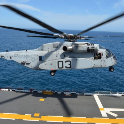 **Sea Trials:** Bei den Übungen auf hoher See wurden insgesamt mehr als 360 Starts und Landungen auf dem Hubschrauberträger USS Wasp absolviert. (U.S. Navy photo)
