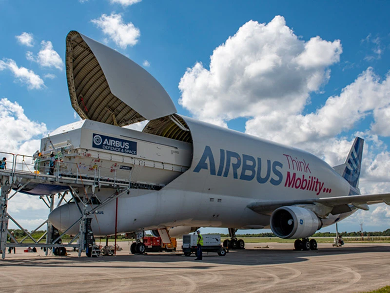 unloading-of-hotbird-satellite-in-ksc-usa