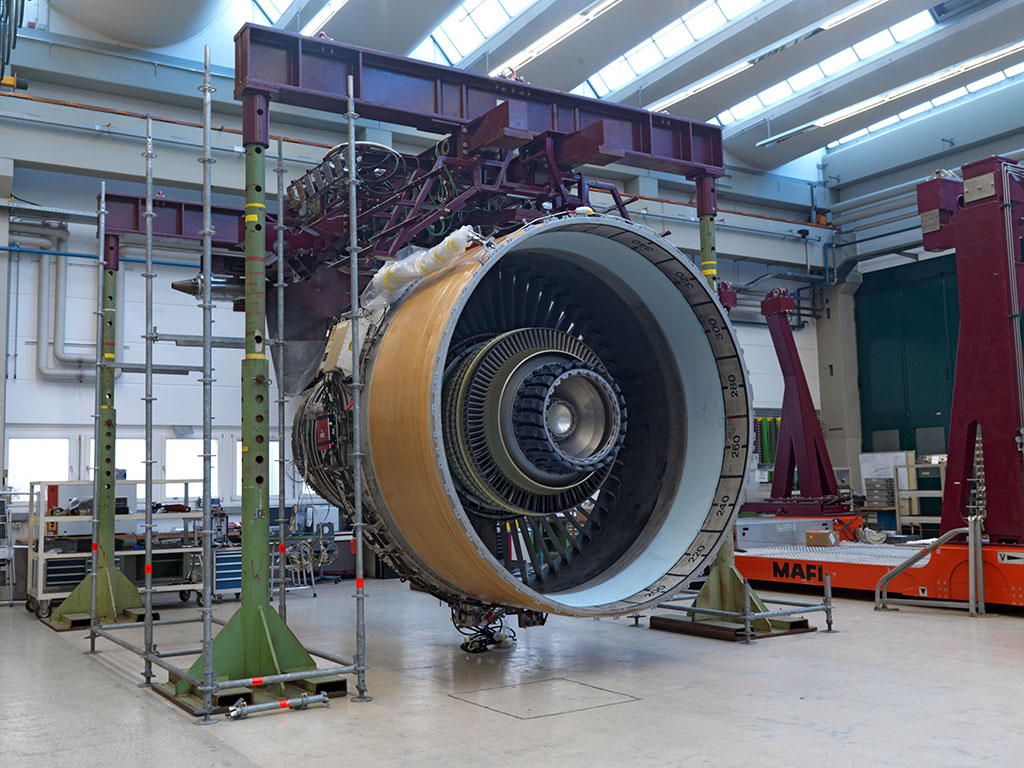 Das GP7000-Triebwerk am Test-Pylon. In einem verbleibenden Schritt müssen die Mechaniker noch die Fan-Blades anbringen.