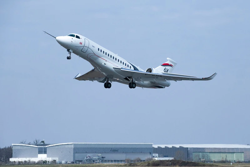 Die Falcon 6X hebt ab