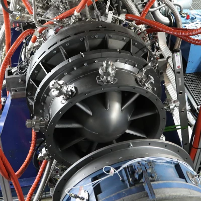 (strich:Ready for testing) Das Verdichter-Rig 268 wird für den Prüflauf bei der MTU Aero Engines in München vorbereitet. Getestet werden damit Weiterentwicklungen für das A320neo-Triebwerk PW1100G-JM.