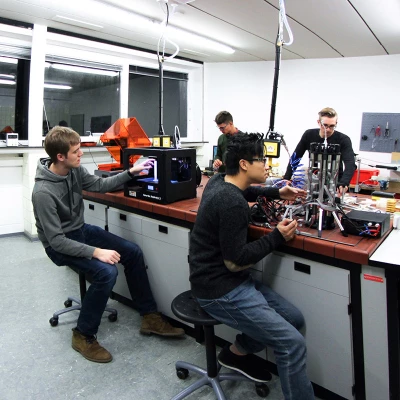 (strich:In the lab) Students at Leibniz Universität Hannover develop engine repair technologies.