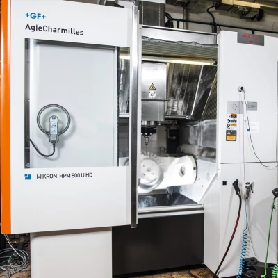 At Fraunhofer IPT in Aachen the blisk prototypes are produced using the same five-axis milling machine model as production parts at MTU in Munich.
