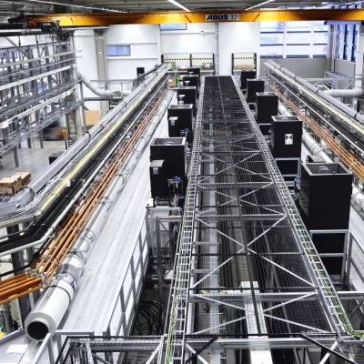 In der Blisk-Halle sorgt ein IT-gesteuertes Logistik­system für den autonomen Fluss von Bauteilen und Werkzeugen.