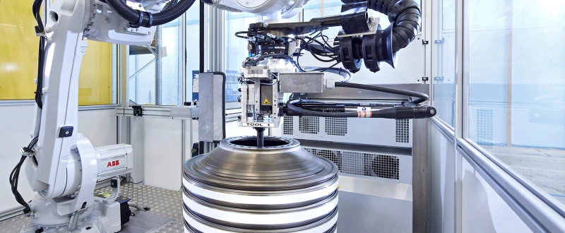 Wie der Roboter beim Verschrauben von Verdichterrotoren unterstützt