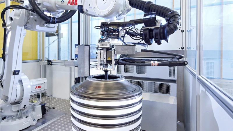 Wie der Roboter beim Verschrauben von Verdichterrotoren unterstützt