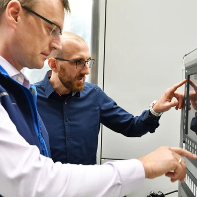 **Teamwork:** With the help of data collected by Oliver Arnold, Andreas Smalla can optimize the blisk manu­fac­turing process.