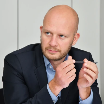 Falk Hinderberger studierte International Business in Aalen und Reutlingen.