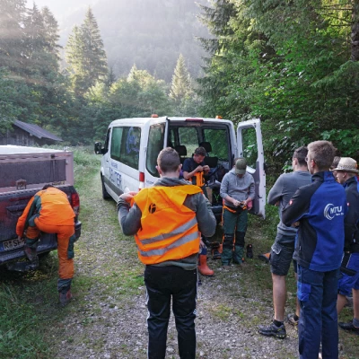 **Swapping the training shop for the forest:** MTU apprentices took part in team-building activities in Germany’s Ammergebirge region.