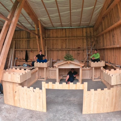 **Learning from the professionals:** the forestry workers prepared the construction plans; for everything else, the MTU apprentices took the reins.