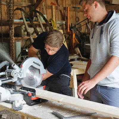 **Change of material:** The apprentices are normally used to working with metal—but the Oberammergau forestry office turns to wood