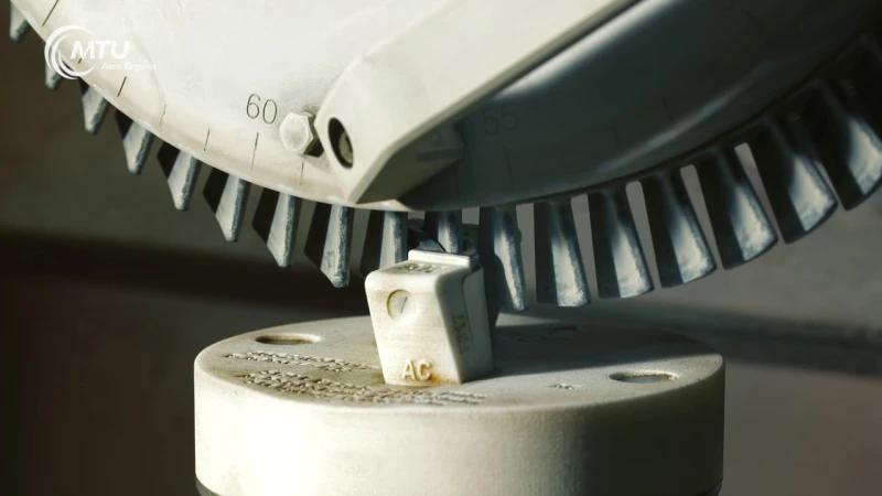 High-Tech Fertigungs­­ver­­fahren im Einsatz bei der MTU: Elektrochemisches Abtragen